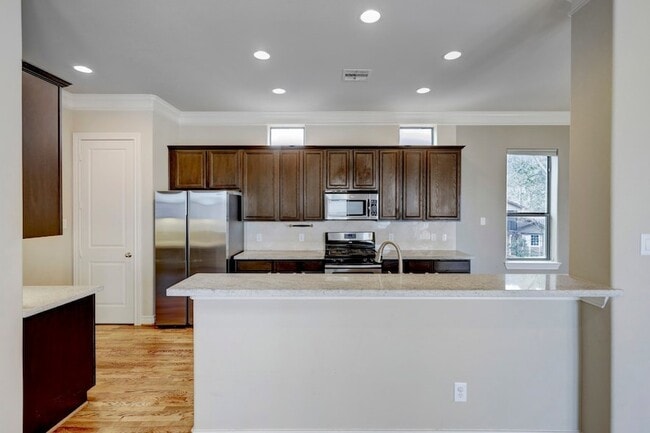 Building Photo - 8906 Lakeshore Bend Dr