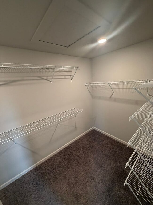 Building Photo - Must See Large Home in HOA Neighborhood!