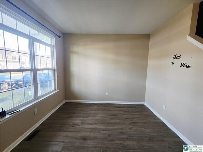 Building Photo - 972 King Way