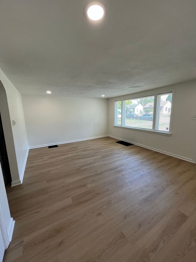 Building Photo - Newly Renovated 3 Bedroom, 2 Bathroom Home