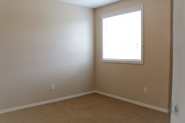 Building Photo - Home Sweet Home! 4 Bedroom/2.5 Bath in Sal...