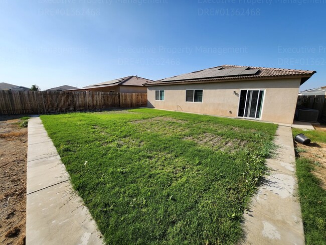 Building Photo - Modern 3 bedroom and 2 bathroom home with ...