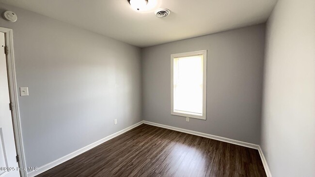 Building Photo - 751 Pinewood Dr