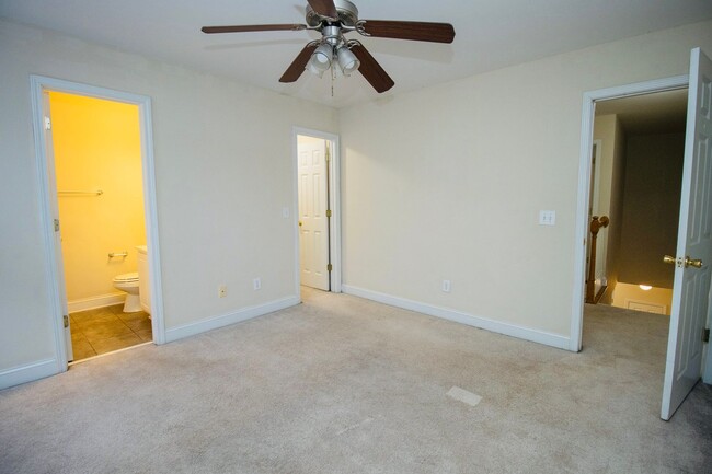 Building Photo - 2 Bedroom, 2.5 Bath Available in Hampton F...