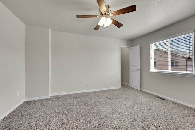 Building Photo - $2,495.00 3-bedroom, 2.5-bathroom in Color...