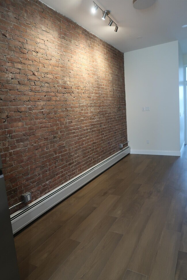 Building Photo - 42 Beacon Ave