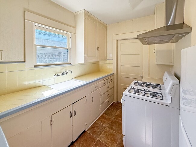 Building Photo - Perfectly located 1 Bd/1Ba house with a bo...