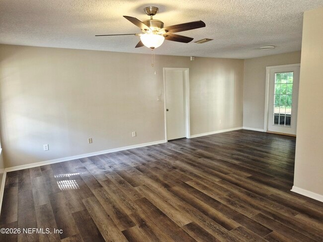 Building Photo - 604 Holly Ln