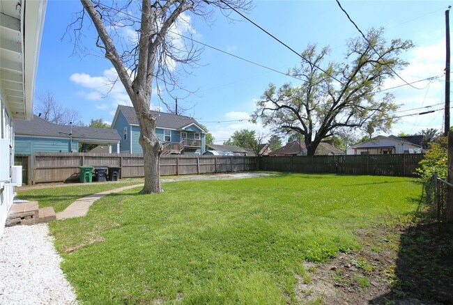 Building Photo - 5520 Lawson St