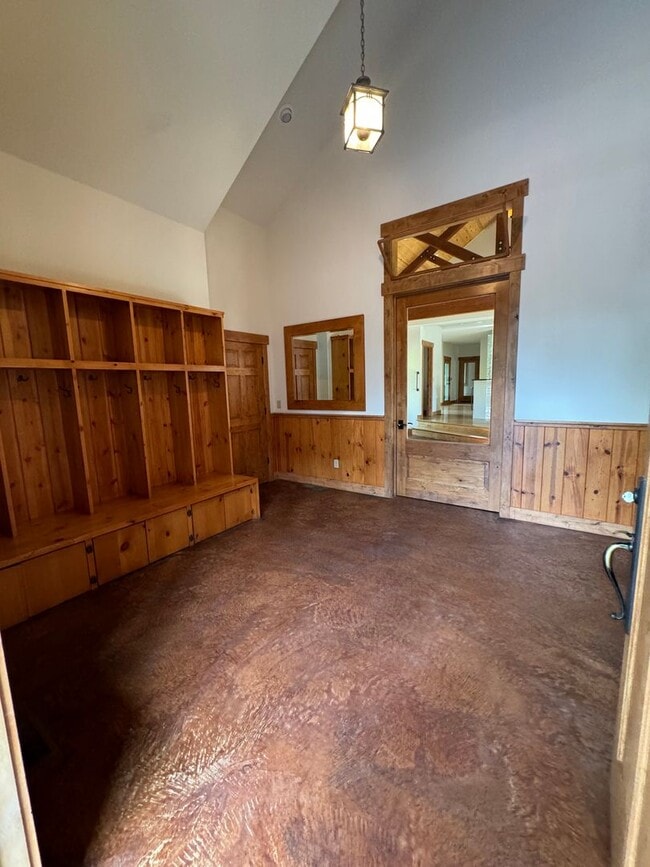Building Photo - Luxury Mountain Retreat: 4-Bedroom Home wi...