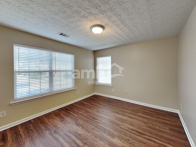 Building Photo - 354 Meadows Ln