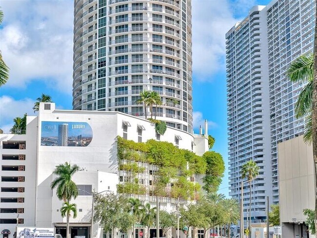 Building Photo - 1750 N Bayshore Dr