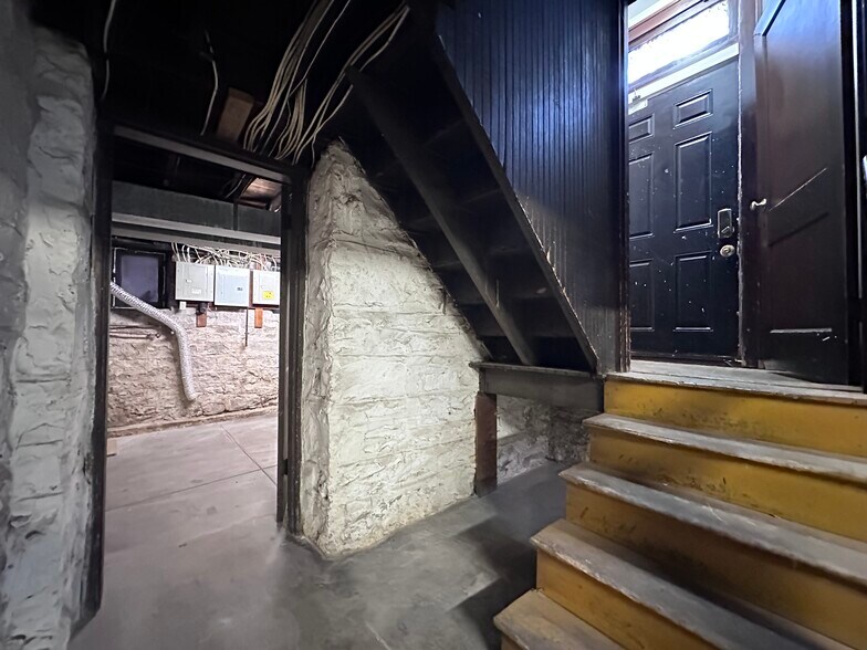 Building Photo - 3704 Fairview Ave