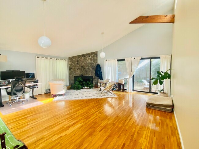 Building Photo - 14 Windsor Rd