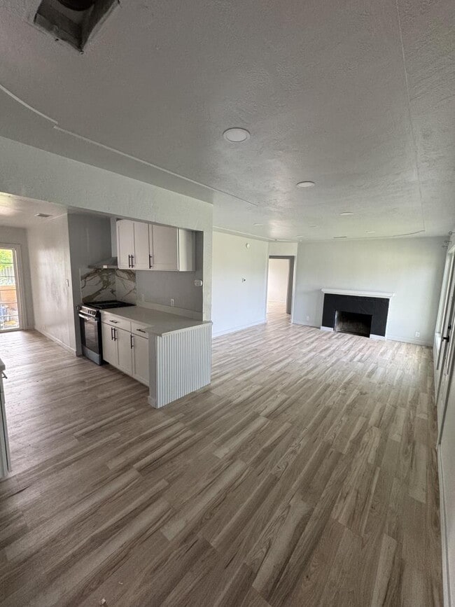 Building Photo - 1854 De Ovan Ave