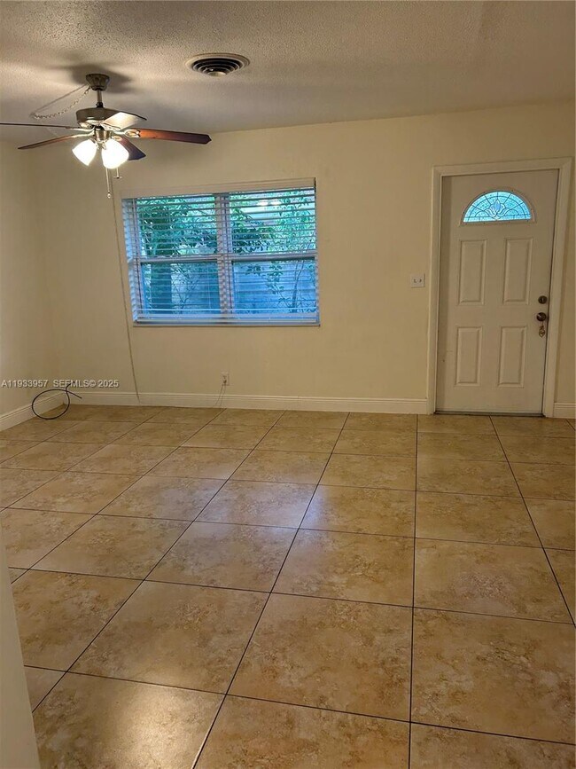 Building Photo - 208 SW 11th St