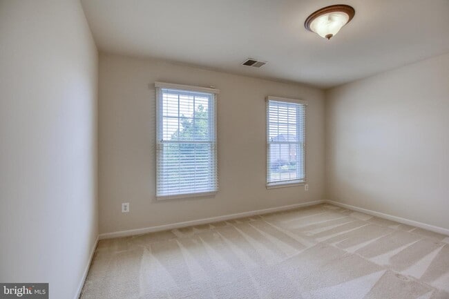 Building Photo - 1001 Meadow Ct