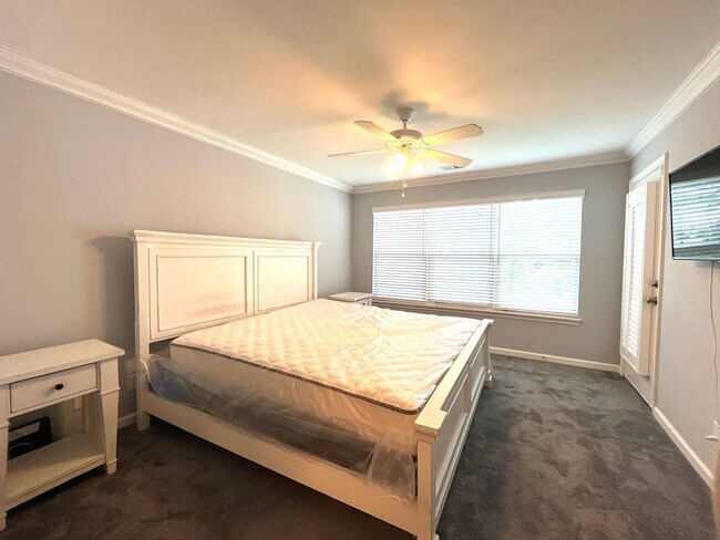 Building Photo - ONE MONTH FREE with a sixteen-month lease. Two Bedroom, Furnished Condo in Windsor Green in Carol...