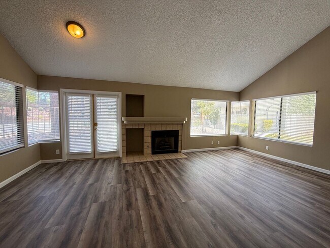 Building Photo - TWO BEDROOM TOWNHOME IN THE LAKES WITH GARAGE AND ATTACHED CARPORT