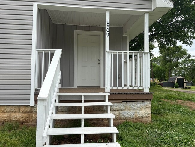 Building Photo - 2 BEDROOM 1 BATH HOUSE ALL ELECTRIC TILE FLOORING CENTRAL HEAT & AIR STACK WASHER/DRYER INCLUDED