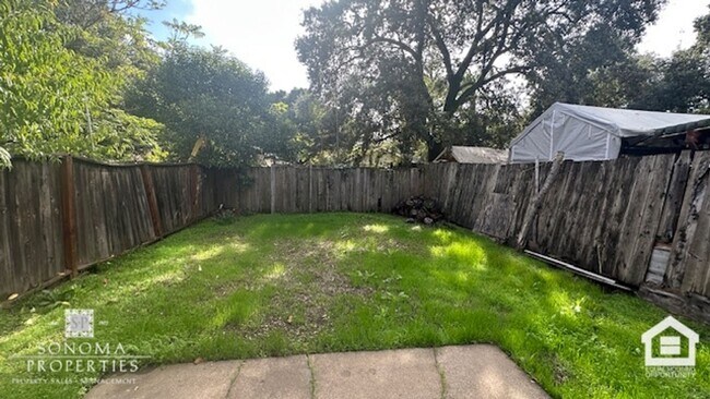 Building Photo - Charming 2BD/1.5BA Duplex