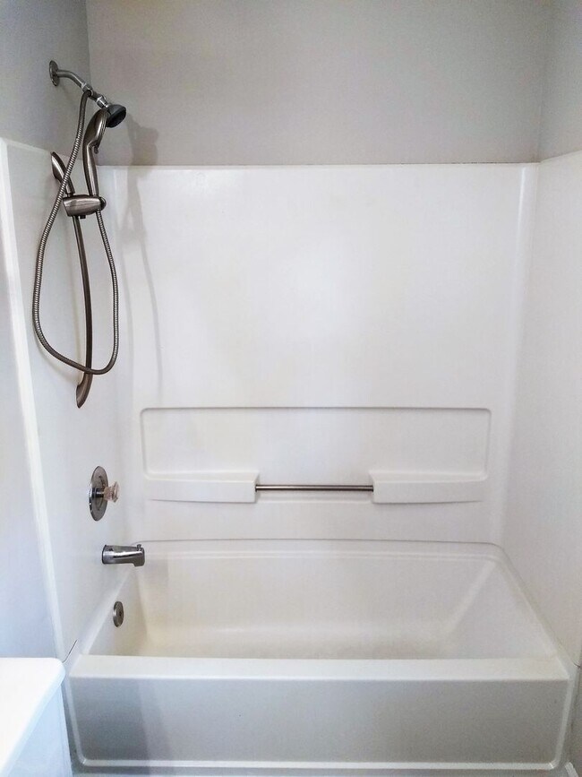 Building Photo - UPDATED & SPACIOUS 3 Bedroom 2 Bathroom home close to SHOPPING & FT BRAGG!!