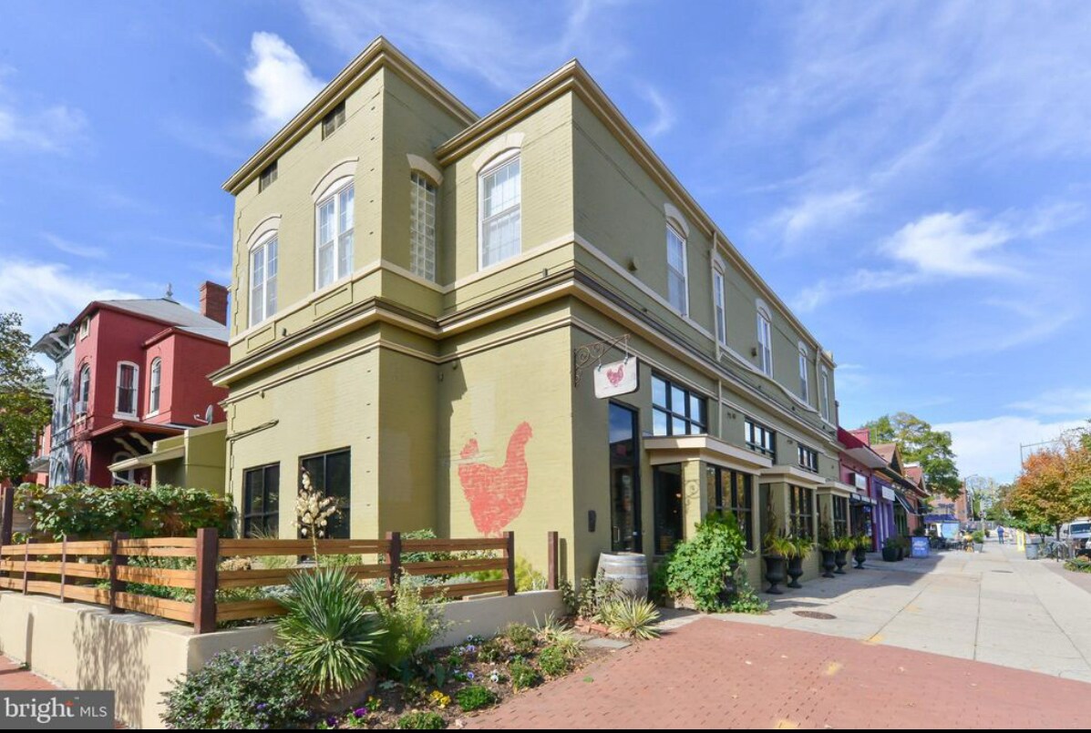 Red Hen - 1924 1st St NW