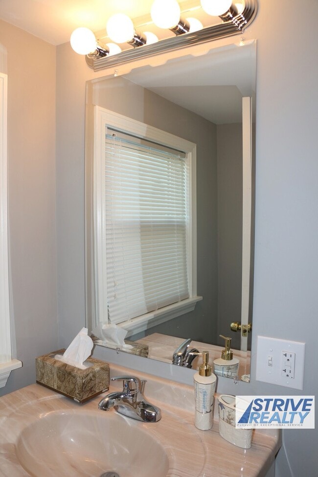 Building Photo - 22 Clyde St