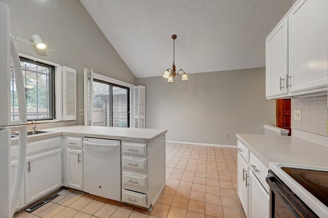Building Photo - $2,495 2 Bed, 2 Bath Townhome in Aurora wi...