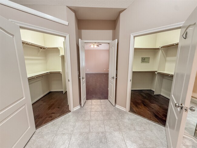 Building Photo - 2426 Clippers Square