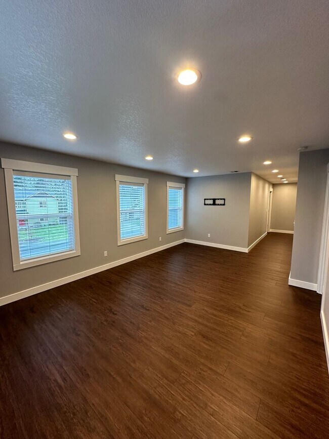 Building Photo - 4 Bedroom House Available in Hammond!