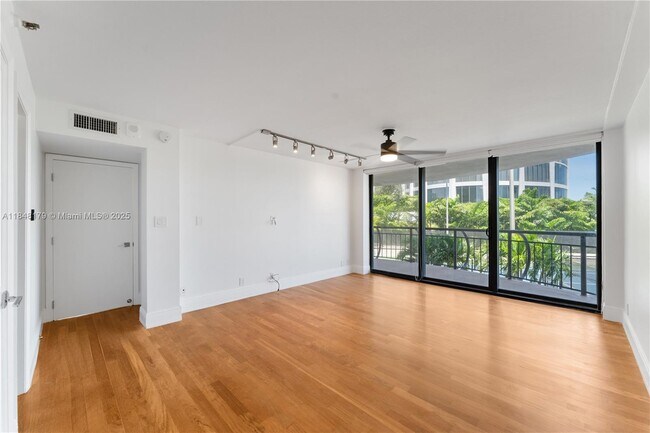 Building Photo - 2843 S Bayshore Dr