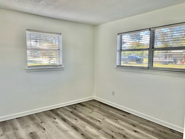 Building Photo - 303 Smith Dr NE