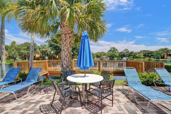 Building Photo - Updated 2 Bed, 2 Bath 1st Floor Condo with Garden Views in Lakes of Jacaranda, Plantation