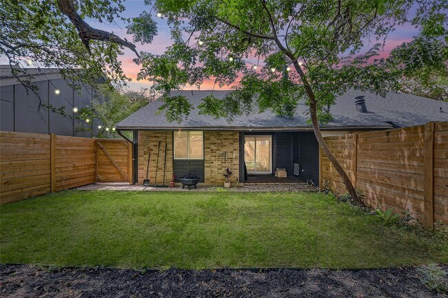 Building Photo - 6807 Woodhue Dr