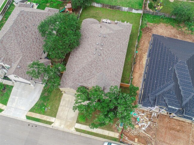 Building Photo - 109 Quiet Oak Rd