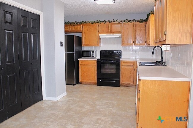 Building Photo - 501 Courtney Ln