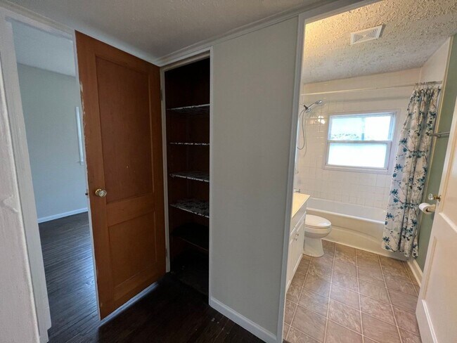 Building Photo - 1431 Lincoln Dr