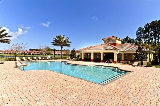 Building Photo - Beautiful Townhome in Vizcaya