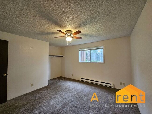 Building Photo - MOVE IN SPECIAL: $500 OFF on First Full Months Rent! Charming 4-Plex 2 Bedroom 1 Bathroom Unit Av...