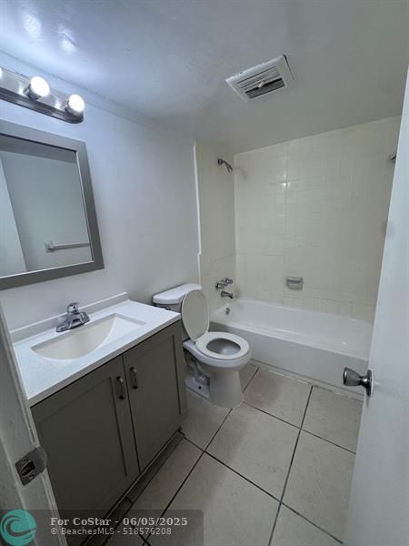Building Photo - 515 S Sequoia Dr