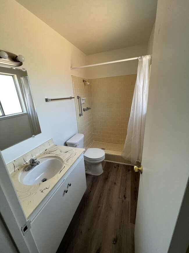 Building Photo - 4 bedroom 2 bath,  fenced yard w/ fruit tr...