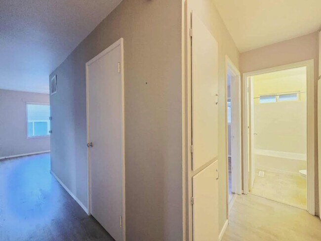 Building Photo - 1261/1263 Montana St.