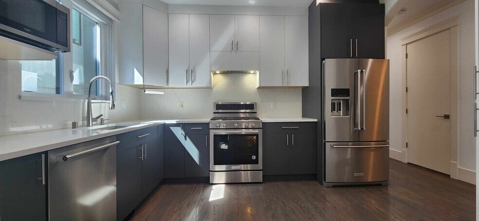 Building Photo - 1133 N 33rd Pl