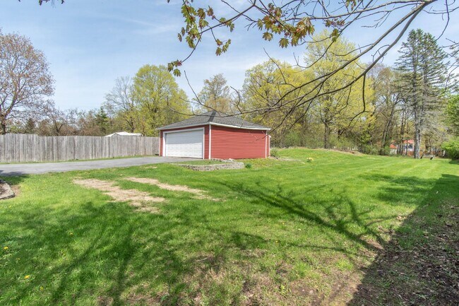 Building Photo - Charming 3Bed/2Bath Home Minutes from Fort Drum | Pet Friendly | Garage + Spacious Yard