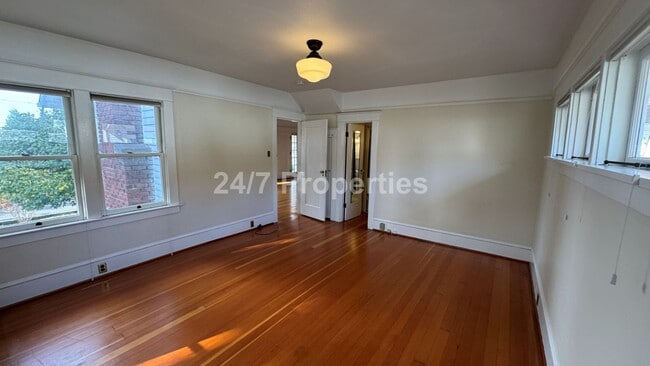 Building Photo - Unique Large 3BD I 2BA Home - Near Gabriel Park!