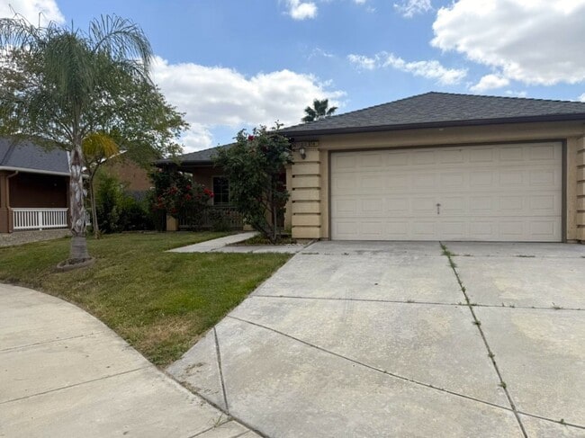 Building Photo - Available NOW!! 3/2 Open floor plan!