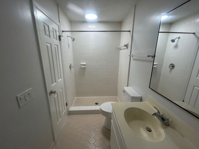 Building Photo - 137 Lionsgate Dr