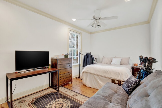 Building Photo - 407 E Hull St