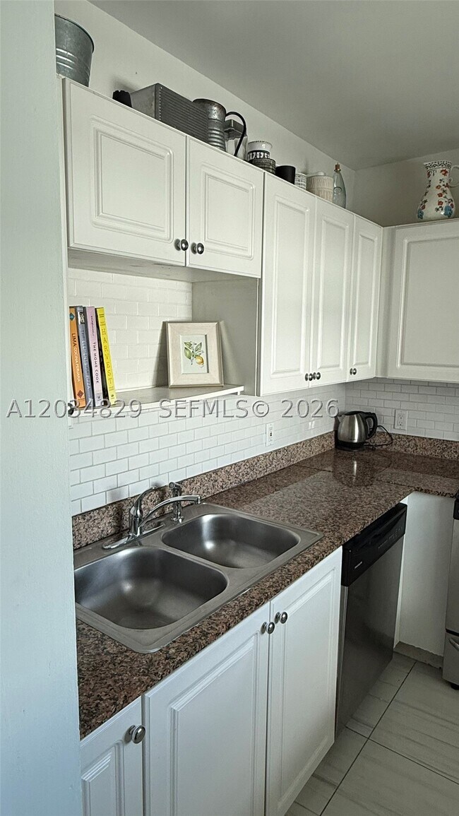 Building Photo - 7800 Collins Ave